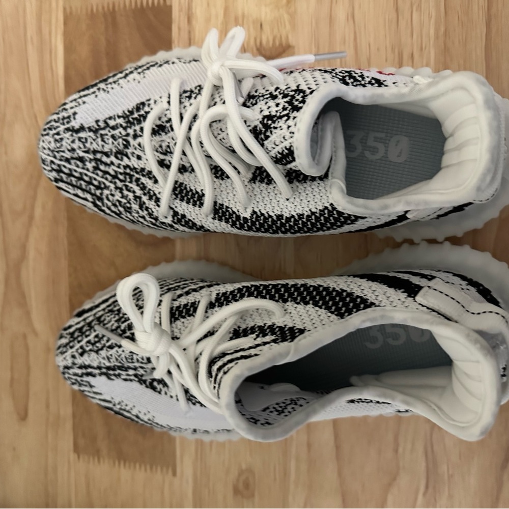 Women Yeezy’s Good for working out or to do some errands!🤍🖤